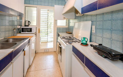 Els Pins: Cabinetry, Køkkenvask, Countertop, Håndvask, Ejendom, Komfur, Tap, Køkken, Køkken Apparat, Husholdningsapparat