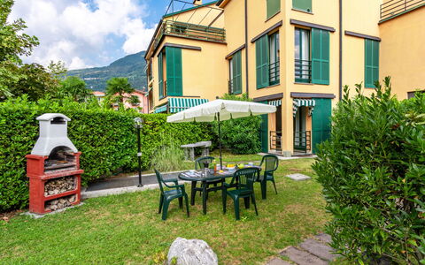 La Finestra sul Lago: Plante, Ejendom, Bygning, Vindue, Himmel, Sky, Bord, Grøn, Land Lot, Stol