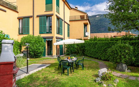La Finestra sul Lago: Plante, Bygning, Vindue, Møbel, Sky, Land Lot, Træ, Himmel, Stol, Hus