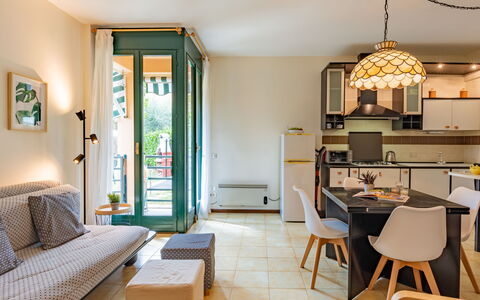 La Finestra sul Lago: Bord, Møbel, Couch, Billedramme, Træ, Indretning, Stol, Countertop, Skuffe, Stue