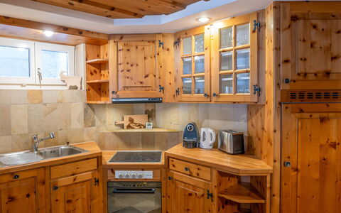 Chesa Anemona al Lej: Cabinetry, Countertop, Møbel, Håndvask, Ejendom, Køkkenvask, Skuffe, Køkken, Træ, Tap