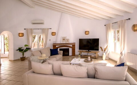 Villa Alsing: Møbel, Billedramme, Couch, Komfort, Bord, Bygning, Belysning, Træ, Indretning, Stue