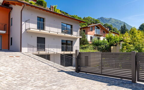 Casa Tondi: Himmel, Bygning, Ejendom, Plante, Vindue, Azure, Træ, Urban Design, Hus, Skygge