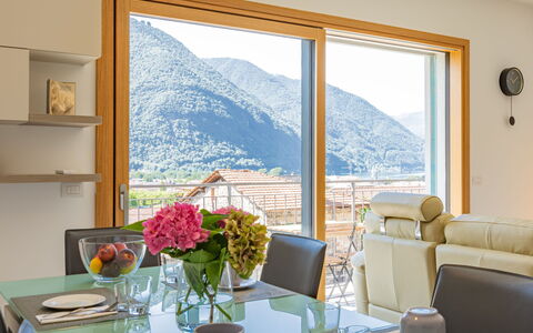Casa Tondi: Bord, Blomst, Ejendom, Møbel, Vindue, Plante, Bordservice, Azure, Blomsterkrukke, Billedramme