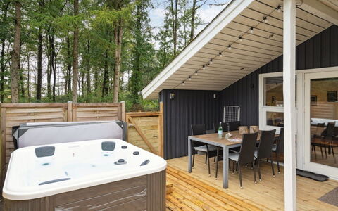 Brynhild - 30Km from the Sea: Hus, Hjem, Tag, Boligområde, Sommerhus, Estate, Stuehus, Lawn, Landscaping, Sidespor