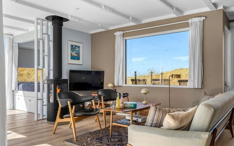 Hoat - 300M from the Sea: Møbel, Indretning, Gulvbelægning, Etage, Couch, Træ, Loft, Stue, Lejlighed, Bord