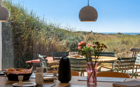 Hoat - 300M from the Sea: Møbel, Bord, Stol, Køkken & Spisebord, Udendørs Bord, Udendørs Møbler, Restaurant, Kaffebord, Serveware, Spisestue