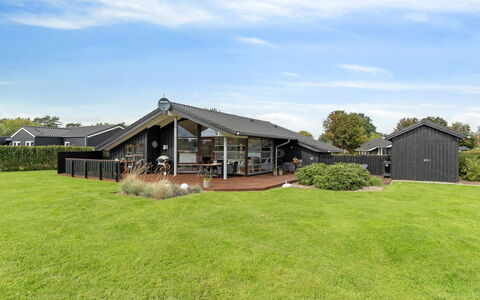 Evald - 400M from the Sea: Tag, Hus, Land Lot, Hjem, Sommerhus, Estate, Garden Bygninger, Skygge, Bjælkehytte, Landscaping