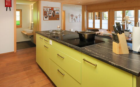 Chalet Engelshüs: Gulvbelægning, Træ, Køkken, Indretning, Countertop, Møbel, Cabinetry, Etage, Trægulve, Hjem
