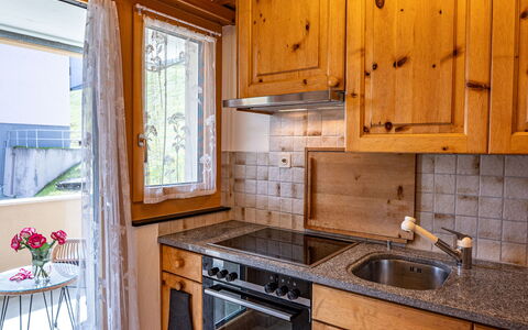 Chesa Muntarütsch: Cabinetry, Ejendom, Bygning, Køkkenvask, Håndvask, Countertop, Tap, Vindue, Køkken, Træ