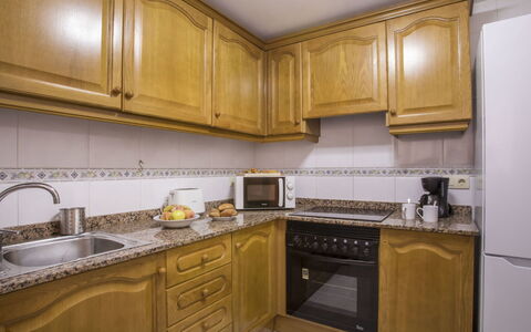 Dénia 189: Cabinetry, Countertop, Ejendom, Bygning, Møbel, Køkkenvask, Håndvask, Køkken Apparat, Køkken, Komfur