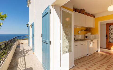 Carqueiranne 99: Cabinetry, Ejendom, Countertop, Bygning, Himmel, Træ, Belysning, Indretning, Vindue, Etage