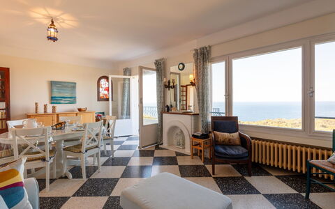 Carqueiranne 99: Billedramme, Møbel, Bord, Bygning, Stol, Azure, Træ, Indretning, Arkitektur, Komfort