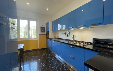 Le Palme: Cabinetry, Tap, Møbel, Countertop, Ejendom, Vindue, Håndvask, Køkken, Sanitærarmatur, Indretning