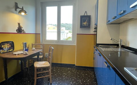 Le Palme: Køkkenvask, Ejendom, Møbel, Håndvask, Cabinetry, Vindue, Countertop, Indretning, Træ, Etage