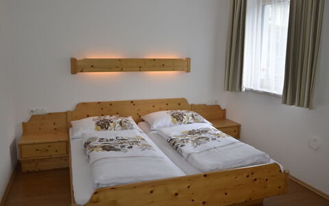 Sankt Anton am Arlberg 700: Møbel, Ejendom, Komfort, Vindue, Træ, Bed Frame, Textile, Bygning, Gardin, Pude