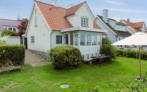 Merete - 50M from the Sea: Tag, Hus, Hjem, Sommerhus, Sidespor, Estate, Indkørsel, Garden Bygninger, Gård, Skur