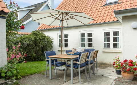 Merete - 50M from the Sea: Tag, Hus, Hjem, Sommerhus, Sidespor, Estate, Indkørsel, Garden Bygninger, Gård, Skur