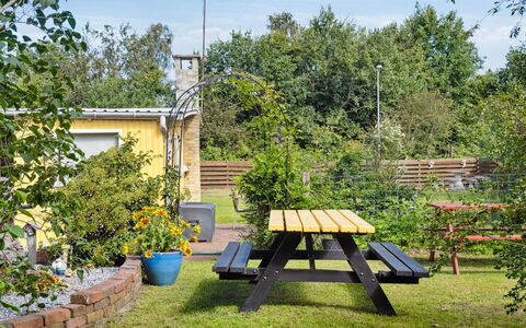 Aslak - 600M from the Sea: Tag, Hjem, Dør, Sommerhus, Skygge, Sidespor, Gård, Estate, Backyard