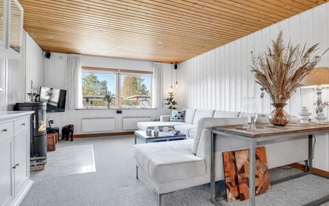 Hakon - 550M from the Sea: Møbel, Indretning, Gulvbelægning, Couch, Væg, Loft, Træ, Etage, Stue, Lysarmatur