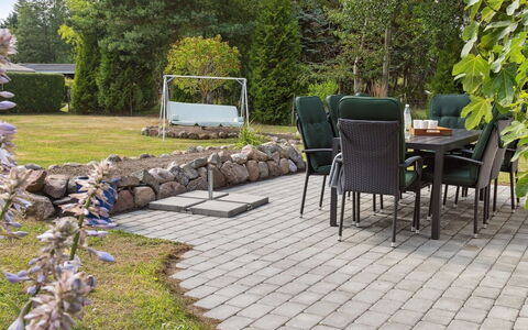 Hakon - 550M from the Sea: Busk, Have, Flise, Udendørs Møbler, Bunddække, Backyard, Blomsterkrukke, Skygge, Landscaping