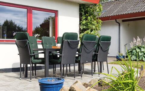 Hakon - 550M from the Sea: Møbel, Udendørs Møbler, Stol, Udendørs Bord, Bord, Have, Skygge, Gårdhave, Fritid, Kaffebord