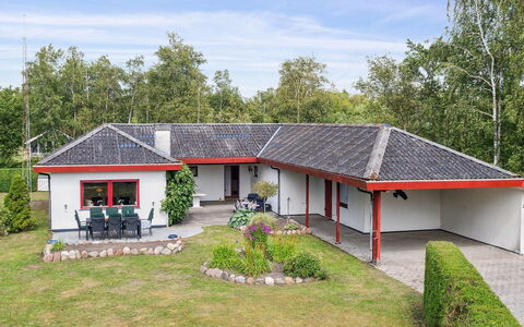 Hakon - 550M from the Sea: Indretning, Loft, Lejlighed, Gulvbelægning, Møbel, Etage, Værelse, Belysning, Hjem, Couch