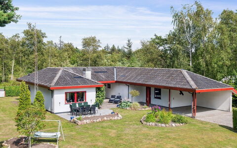 Hakon - 550M from the Sea: Indretning, Loft, Lejlighed, Gulvbelægning, Møbel, Etage, Værelse, Belysning, Hjem, Couch