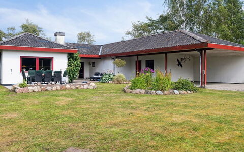 Hakon - 550M from the Sea: Indretning, Loft, Lejlighed, Gulvbelægning, Møbel, Etage, Værelse, Belysning, Hjem, Couch