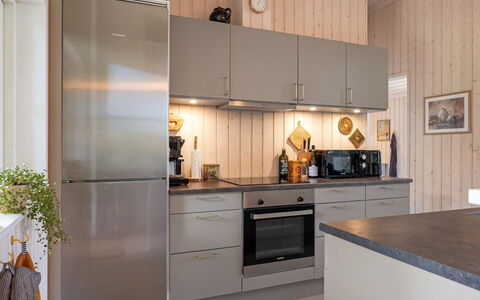 Annvy - 400M from the Sea: Køkken, Køkken Apparat, Countertop, Gulvbelægning, Cabinetry, Større Bandage, Træ, Indretning, Møbel, Etage