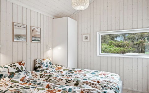 Annvy - 400M from the Sea: Træ, Soveværelse, Indretning, Loft, Gulvbelægning, Etage, Sengetøj, Seng, Værelse, Sengetøj