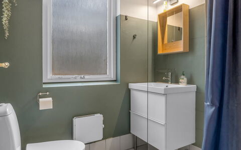 Idalina - 700M from the Sea: Toiletbræt, Badeværelse, Sanitærarmatur, Væg, Toilet, Indretning, Gulvbelægning, Etage, Håndvask, Vvs