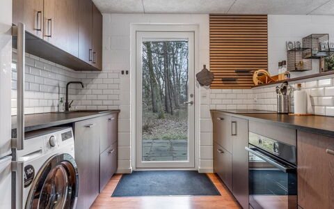 Idalina - 700M from the Sea: Gulvbelægning, Træ, Større Bandage, Etage, Køkken, Køkken Apparat, Countertop, Cabinetry, Kompositmateriale, Husholdningsapparat