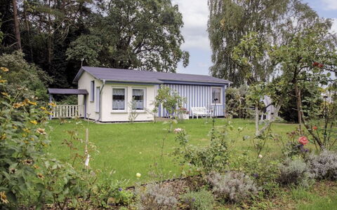 Kleines Glück: Plante, Himmel, Vindue, Bygning, Ejendom, Sky, Træ, Hus, Land Lot, Naturlige Landskab