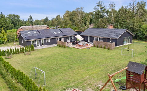 Ronia - 900M from the Sea: Træ, Tag, Arkitektur, Hjem, Hus, Sommerhus, Sidespor, Hårdttræ, Hældning, Estate