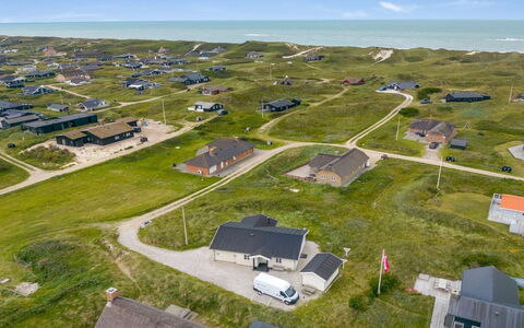 Elfi - 700M from the Sea: Møbel, Indretning, Gulvbelægning, Træ, Etage, Loft, Trægulve, Stol, Bord, Belysning