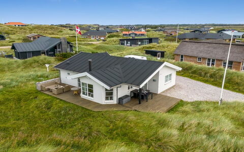 Elfi - 700M from the Sea: Møbel, Indretning, Gulvbelægning, Træ, Etage, Loft, Trægulve, Stol, Bord, Belysning