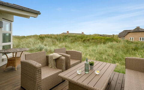 Elfi - 700M from the Sea: Møbel, Indretning, Gulvbelægning, Træ, Etage, Loft, Trægulve, Stol, Bord, Belysning