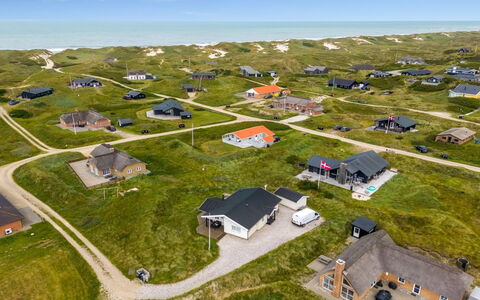 Elfi - 700M from the Sea: Møbel, Indretning, Gulvbelægning, Træ, Etage, Loft, Trægulve, Stol, Bord, Belysning