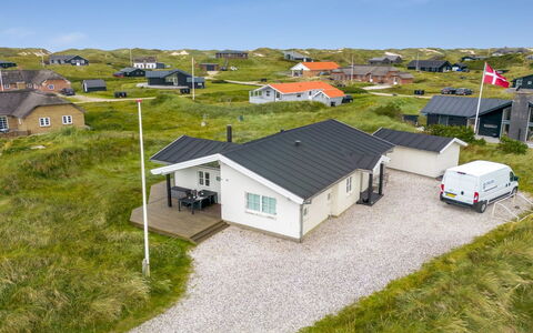 Elfi - 700M from the Sea: Møbel, Indretning, Gulvbelægning, Træ, Etage, Loft, Trægulve, Stol, Bord, Belysning