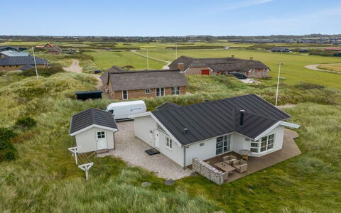 Elfi - 700M from the Sea: Møbel, Indretning, Gulvbelægning, Træ, Etage, Loft, Trægulve, Stol, Bord, Belysning