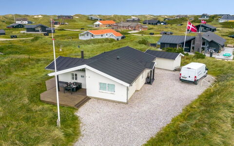 Elfi - 700M from the Sea: Møbel, Indretning, Gulvbelægning, Træ, Etage, Loft, Trægulve, Stol, Bord, Belysning