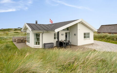 Elfi - 700M from the Sea: Møbel, Indretning, Gulvbelægning, Træ, Etage, Loft, Trægulve, Stol, Bord, Belysning