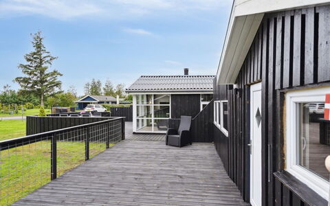 Sylvi - 750M from the Sea: Møbel, Indretning, Gulvbelægning, Træ, Etage, Loft, Trægulve, Stol, Bord, Belysning