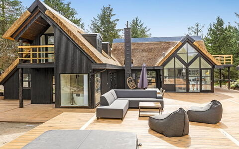 Hejdie - 750M from the Sea: Loft, Gulvbelægning, Indretning, Etage, Kompositmateriale, Møbel, Udvej, Hotel, Design, Dagslys