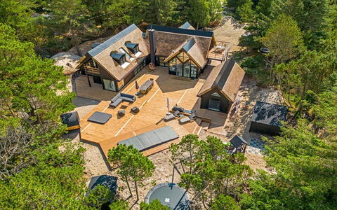 Hejdie - 750M from the Sea: Loft, Gulvbelægning, Indretning, Etage, Kompositmateriale, Møbel, Udvej, Hotel, Design, Dagslys