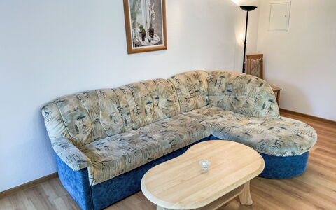 Zinnowitz 187: Couch, Ejendom, Møbel, Bord, Billedramme, Komfort, Træ, Rektangel, Indretning, Studio Couch