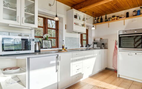 Thana - 8Km from the Sea: Køkken, Køkken Apparat, Countertop, Møbel, Cabinetry, Indretning, Større Bandage, Gulvbelægning, Træ, Loft