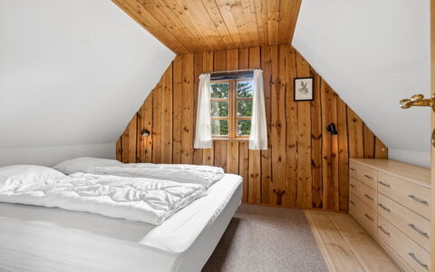 Thana - 8Km from the Sea: Træ, Indretning, Soveværelse, Loft, Seng, Etage, Gulvbelægning, Hjem, Hus, Møbel