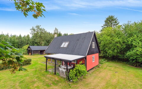 Thana - 8Km from the Sea: Hus, Hjem, Dør, Tag, Sommerhus, Estate, Have, Skygge, Sidespor, Gård